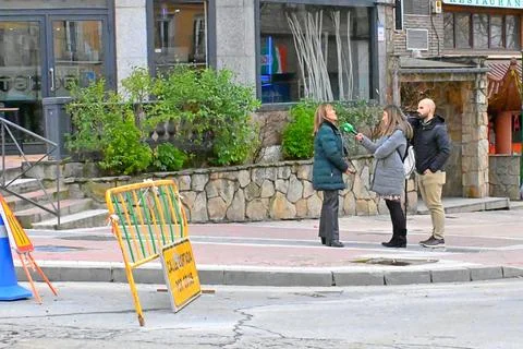 From La Sexta TV interviewing citizens in Collado Villalba, 09/03/2026 Fotos Stock