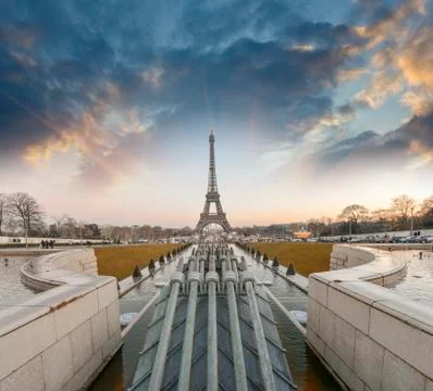La tour eiffel, paris. sunset colors over famous tower, view from trocadero g Foto stock