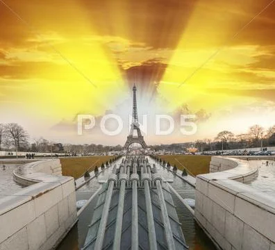 La tour eiffel, paris. sunset colors over famous tower, view from trocadero g Stock Photos