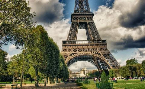 La Tour Eiffel, Paris. Tower sunset view with Champs de Mars gardens 스톡 사진