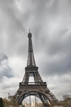 La Tour Eiffel. Wide angle view from street level in winter Foto stock