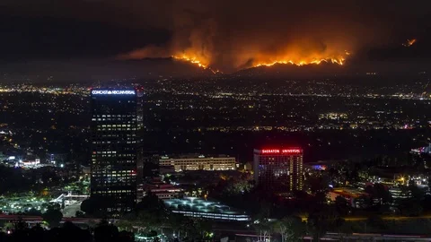 La Tuna Fire and Universal City Buildings, Los Angeles Night Timelapse Vídeo Stock 79709665
