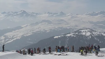 Laax - Mountain View People Foreground 動画素材 86062491