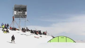 Laax - Rainbow with jumpers 動画素材 86062679