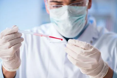 Lab assistant testing blood samples in hospital Stockfoto's