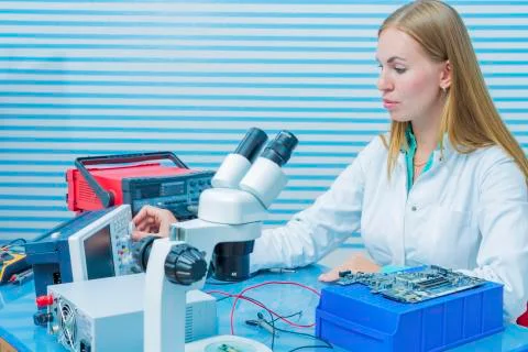 Lab assistant testing printed circuit Foto stock