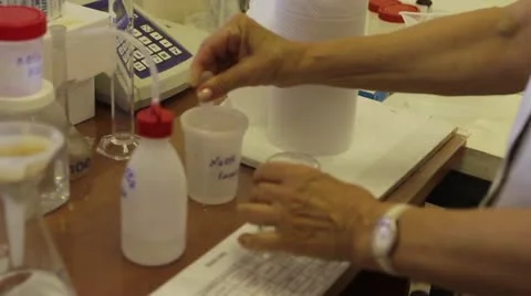Lab Beakers - mixing Stock Footage 22289443
