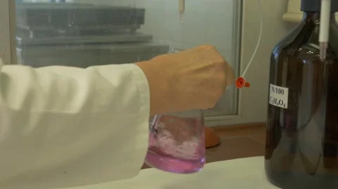 Lab drops into pink solution 4K Stockbeeldmateriaal 66249705