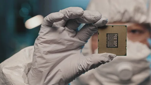Lab Engineer in Gloves Holding Computer Microprocessor Vidéo 170123209