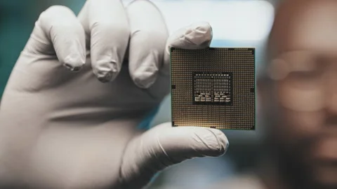 Lab Engineer in Gloves Holding Microprocessor Vídeo Stock 170123211