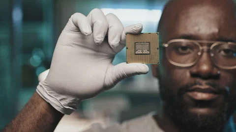 Lab Engineer in Gloves Holding Microprocessor Vídeo Stock 170124216