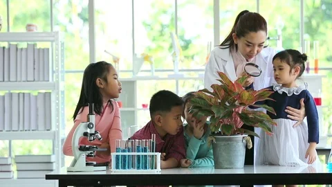 In lab student look through magnifying glass. Stock Footage 102478478