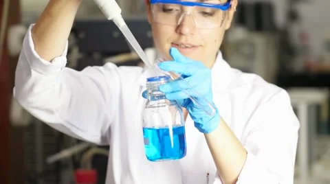 Lab technician analysis xylanase enzyme Vídeo Stock 68148629
