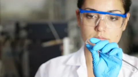 Lab technician analysis xylanase enzyme Vídeo Stock 68148769