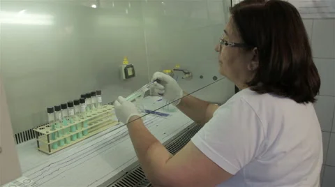 Lab technician analyzing microbiological samples for tuberculosis, close up. Stock-Footage 50199918