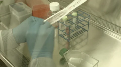 Lab technician opening a new test tube Vídeo Stock 61210504