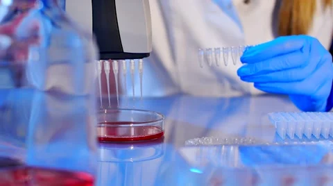 Lab technician performs medical tests 動画素材 59758919