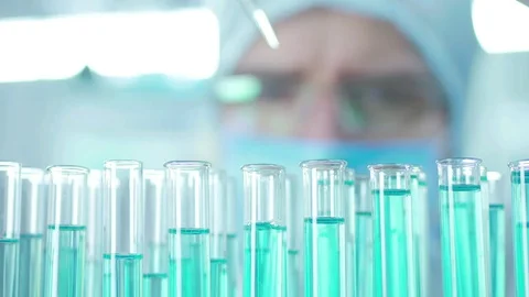 Lab technician takes a sample of fluid from a test tube 動画素材 82973978