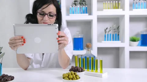Lab technician using tablet computer in nutrition experiment 스톡 동영상 199630143