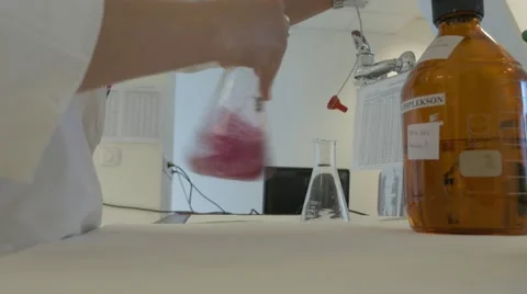 Lab water drops into purple  solution 4K Stockbeeldmateriaal 66459666