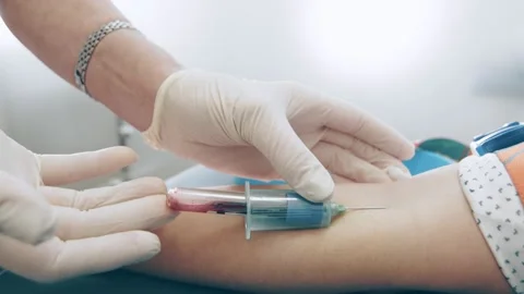 A lab worker mixes a blood sample. The laboratory assistant holds a test tube Vídeo Stock 144627865