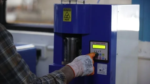 Lab worker s checking the temperature of casting chemicals Video stock 305996330