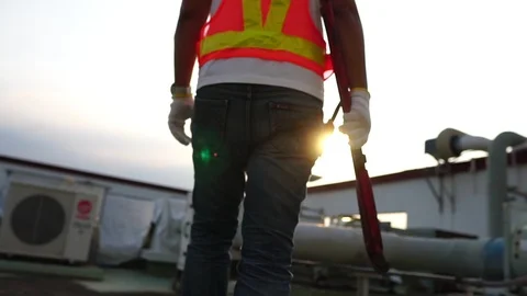 Labor man holding a pipe wrench with the warm light of the Sunset Vídeo Stock 105913318