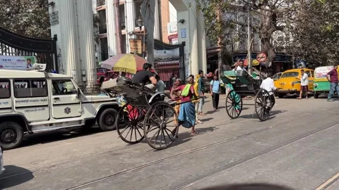 Labor Pulling Hand Pulled Rickshaw with Passenger Through Busy Street, Kolkat 스톡 동영상 336555712