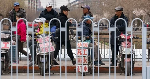 Labor is on the street 4K 動画素材 115135676
