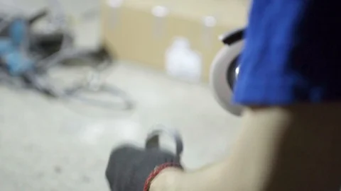 Labor worker sanding pieces of pipe with angle grinder machine Vídeos de archivo 128918991