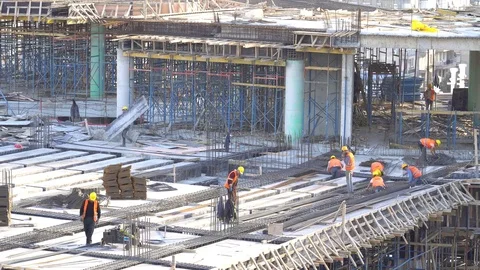 Labor working in big construction site Vidéo 84621575