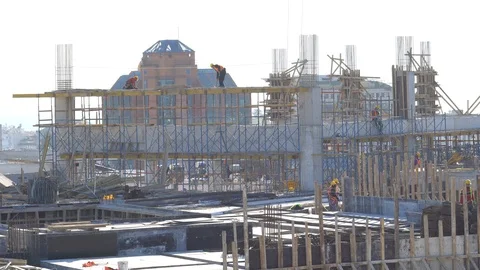 Labor working in big construction site Vidéo 85534019