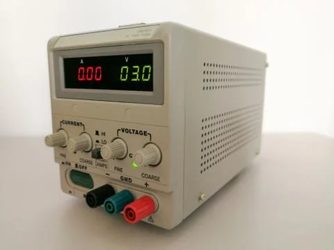 Laboratory adjustable voltage DC power supply for electronics engineering wor Foto stock