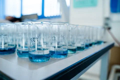 Laboratory for analysis of flasks with blue liquid a lot Stock-Fotos