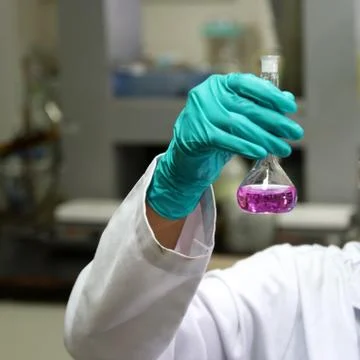 Laboratory assistant analyzing a liquid 库存照片