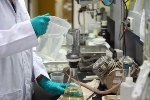 Laboratory assistant analyzing a liquid Foto stock