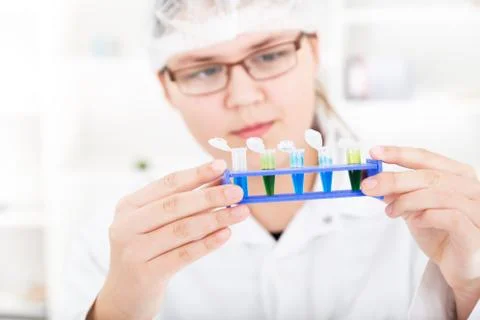 Laboratory assistant analyzing a liquid Foto stock