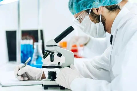 Laboratory assistant conducts analyzing tests in the laboratory. Foto stock