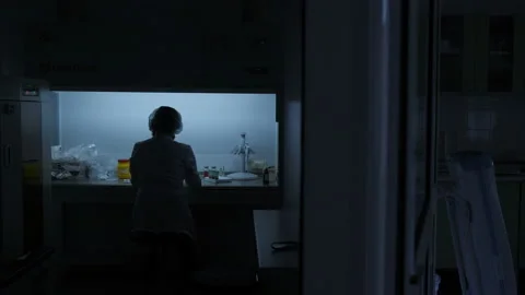 The laboratory assistant makes a blood test Видео 92206413