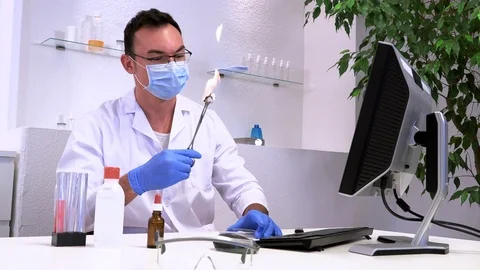 Laboratory assistant man examines materials Stockbeeldmateriaal 117122590