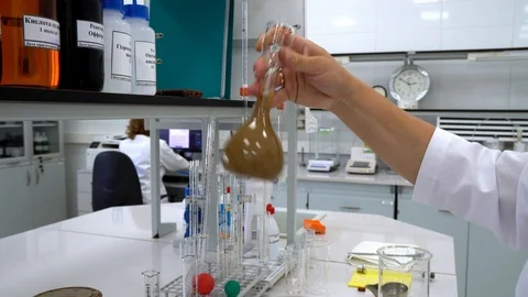 Laboratory assistant mixes reagents in a test tube Video stock 120752645