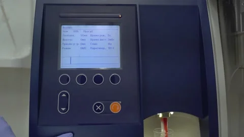 Laboratory assistant presses the start button of the grain tester in the termina Vidéo 155828249