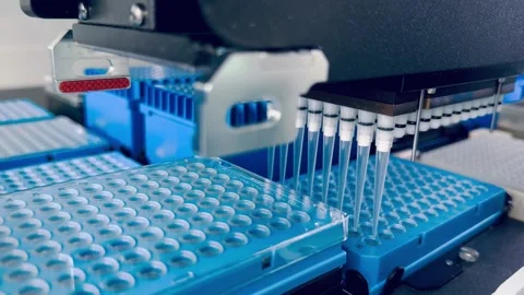 Laboratory automated liquid handling system, robotic arm with multiple pipette 스톡 동영상 278360427