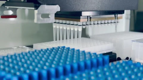 Laboratory automated liquid handling system, robotic arm with multiple pipette 스톡 동영상 278360472