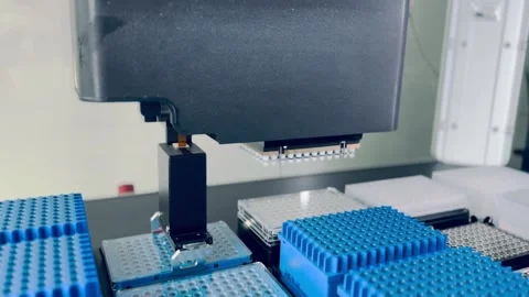 Laboratory automated liquid handling system, robotic arm with multiple pipette 스톡 동영상 281552713