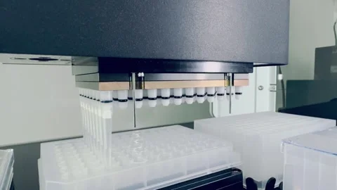 Laboratory automated liquid handling system, robotic arm with multiple pipette 스톡 동영상 286383476