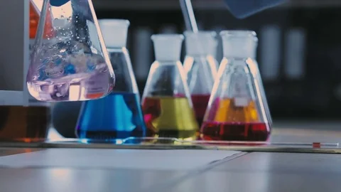 Laboratory beaker in analyst's hand in plastic glove. 動画素材 76740685