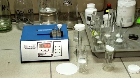 Laboratory bench with concentrator. Stock-Footage 127321090