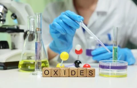 Laboratory Experiment on the Study of Oxides using Various Chemical Reagents and Foto stock