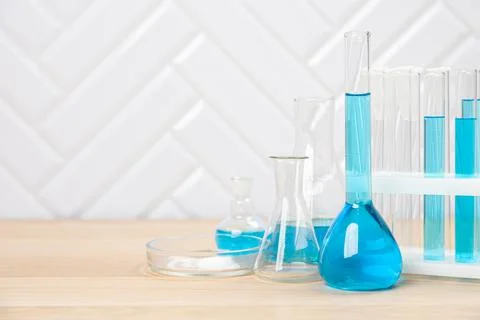 Laboratory glassware with test tubes. flasks, dropper, petri dishes, measurin Foto stock